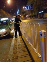 交警城中二大队深夜维护倒地隔离护栏消除道路交通安全隐患 - 公安局