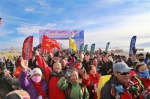 徒步行、拾垃圾、许愿 4000驴友青海湖畔喜迎新年 - Qhnews.Com