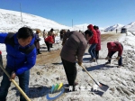 【网络媒体走转改】低温降雪过后，甘德县党员带头铲冰除隐患 - Qhnews.Com