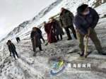 【网络媒体走转改】低温降雪过后，甘德县党员带头铲冰除隐患 - Qhnews.Com