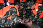 6名群众落水被困 武警官兵星夜救援 - Qhnews.Com
