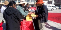 玛沁县人民法院组织干警开展民族团结进步宣传月活动 - 法院