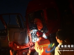 两车相撞一人被困 消防指战员成功救援 - Qhnews.Com