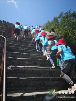 【杂多学生在北京】杂多学生爬上长城：天热不减激情 登高全是激动 - Qhnews.Com