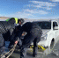 游客驾车坠入冰湖  玛多公安交警成功救援 - Qhnews.Com