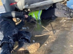 游客驾车坠入冰湖  玛多公安交警成功救援 - Qhnews.Com