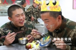 兵营里的别样生日会 - Qhnews.Com