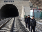 西宁铁路公安处西站铁路派出所加强线路安全巡查 - Qhnews.Com