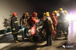 阿岱高速昨夜一满载30吨氢氧化钾溶液罐车追尾致泄露 - Qhnews.Com