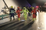 阿岱高速昨夜一满载30吨氢氧化钾溶液罐车追尾致泄露 - Qhnews.Com
