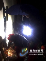 小汽车离奇肇事挤弯燃气管 抢险人员寒夜冒雨守望温暖 - Qhnews.Com